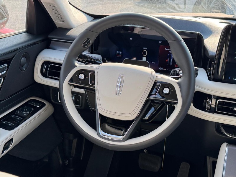 Lincoln Aviator Vehicle Full-screen Gallery Image 15