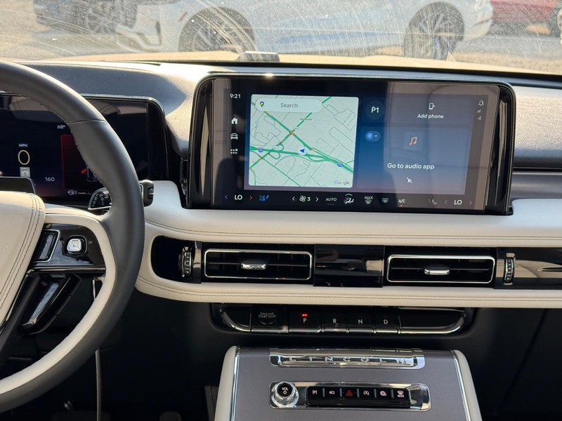 Lincoln Aviator Vehicle Full-screen Gallery Image 16