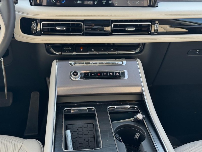 Lincoln Aviator Vehicle Full-screen Gallery Image 17