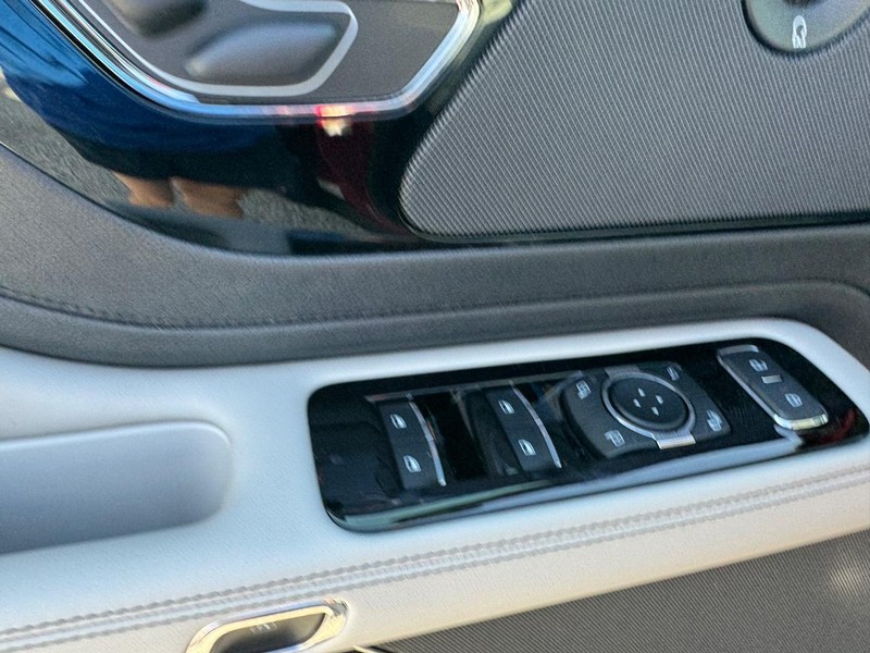 Lincoln Aviator Vehicle Full-screen Gallery Image 19