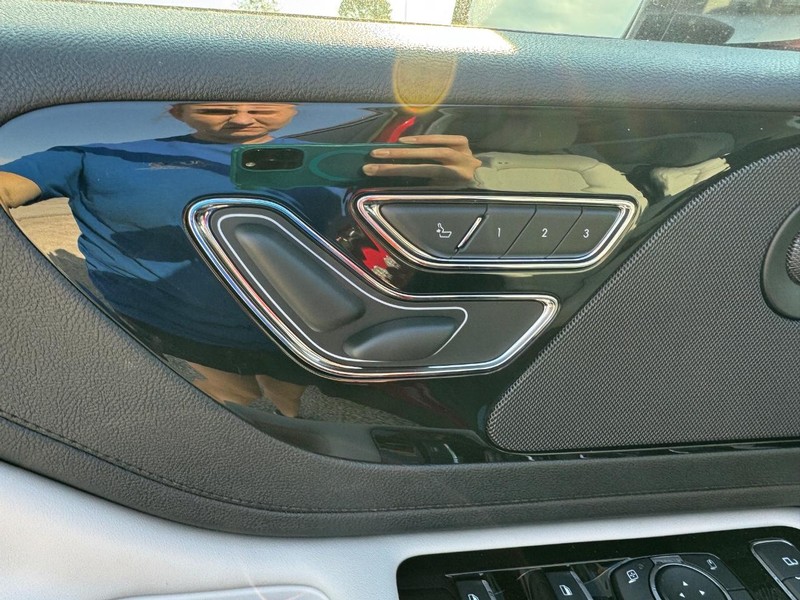 Lincoln Aviator Vehicle Full-screen Gallery Image 20