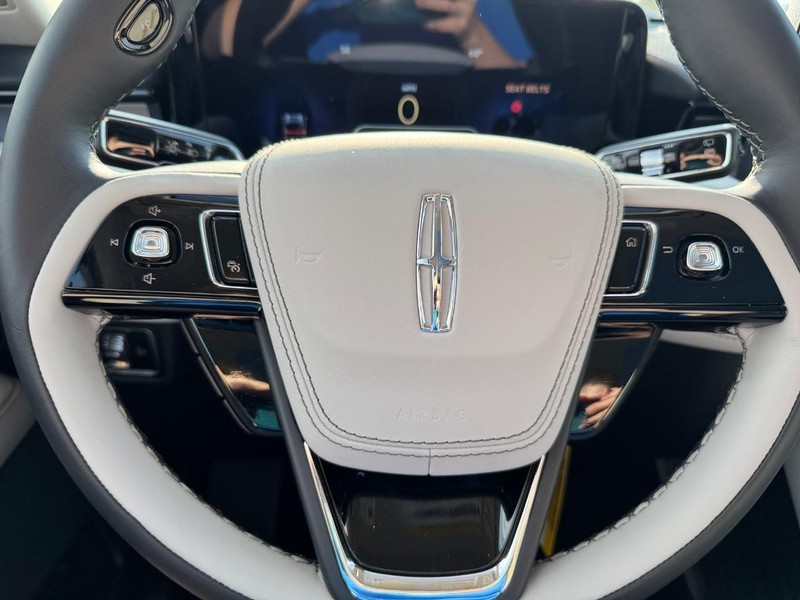 Lincoln Aviator Vehicle Full-screen Gallery Image 21