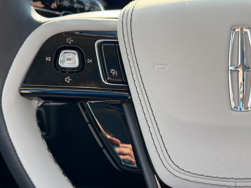Lincoln Aviator Vehicle Full-screen Gallery Image 22