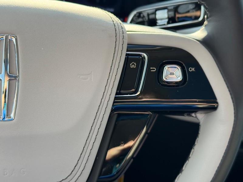 Lincoln Aviator Vehicle Full-screen Gallery Image 23