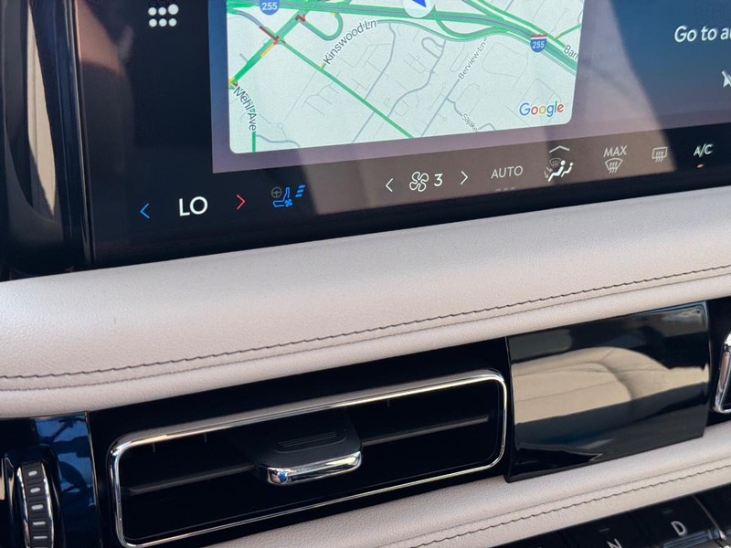 Lincoln Aviator Vehicle Full-screen Gallery Image 25