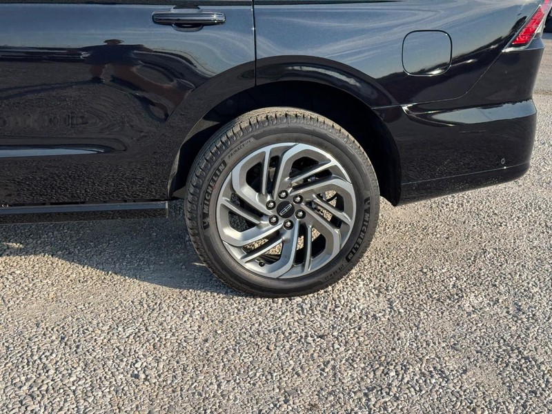 Lincoln Navigator Vehicle Full-screen Gallery Image 10