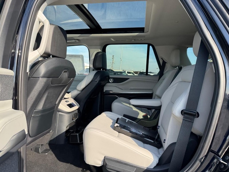 Lincoln Navigator Vehicle Full-screen Gallery Image 11