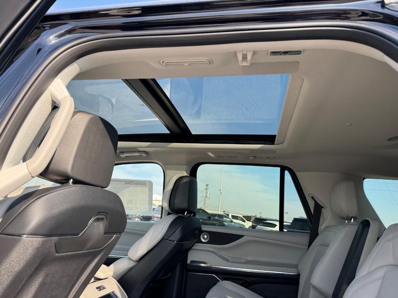 Lincoln Navigator Vehicle Full-screen Gallery Image 12