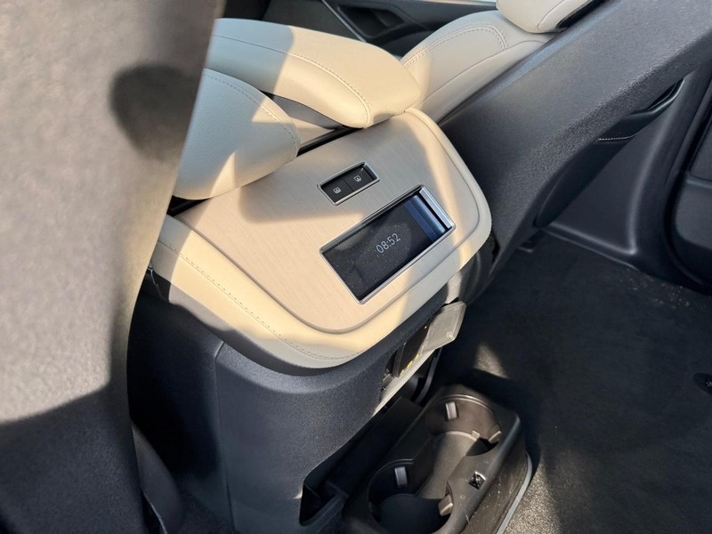 Lincoln Navigator Vehicle Full-screen Gallery Image 13