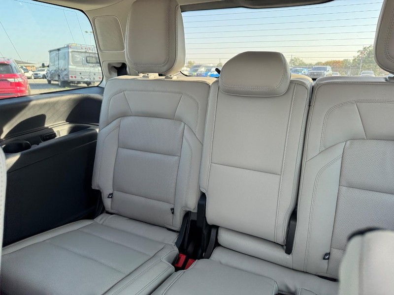 Lincoln Navigator Vehicle Full-screen Gallery Image 14