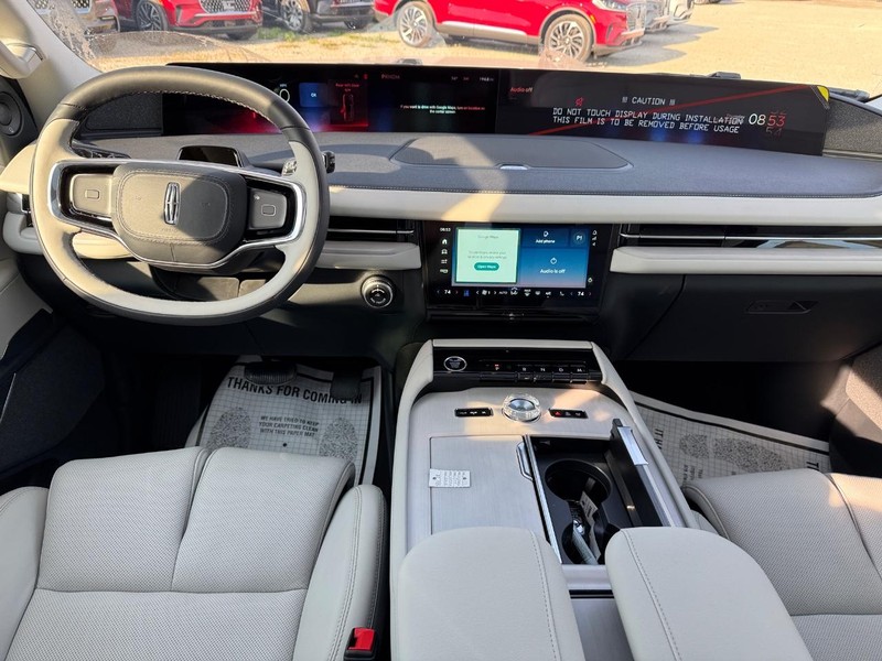 Lincoln Navigator Vehicle Full-screen Gallery Image 15