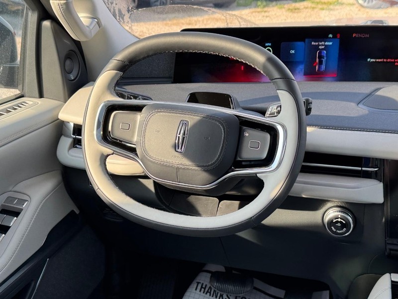 Lincoln Navigator Vehicle Full-screen Gallery Image 16