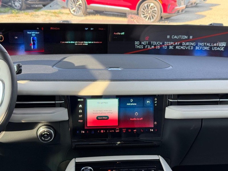 Lincoln Navigator Vehicle Full-screen Gallery Image 17