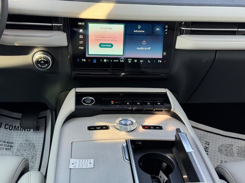 Lincoln Navigator Vehicle Full-screen Gallery Image 18