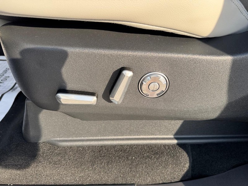 Lincoln Navigator Vehicle Full-screen Gallery Image 19