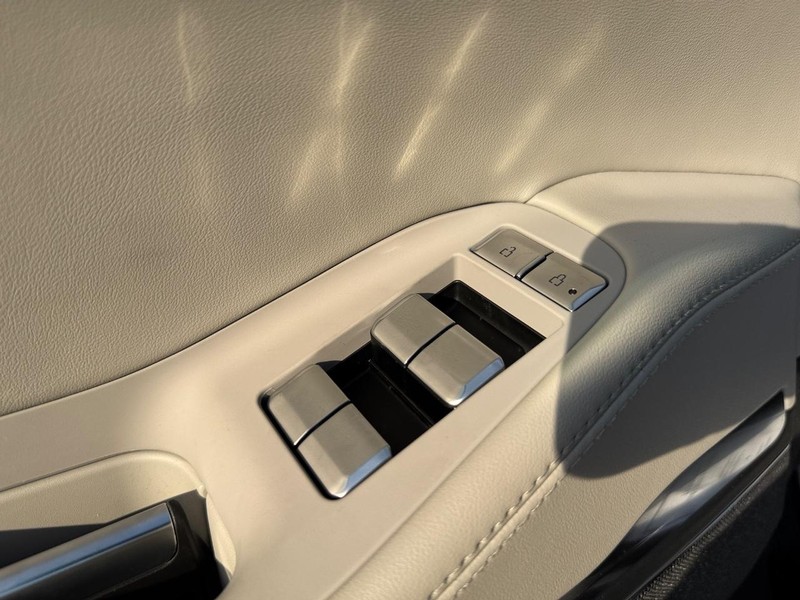 Lincoln Navigator Vehicle Full-screen Gallery Image 20