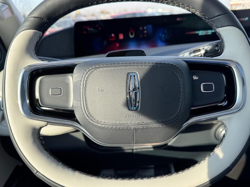 Lincoln Navigator Vehicle Full-screen Gallery Image 21