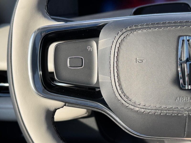 Lincoln Navigator Vehicle Full-screen Gallery Image 22