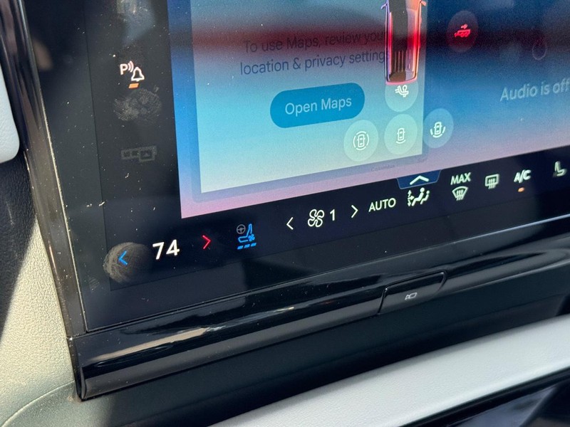 Lincoln Navigator Vehicle Full-screen Gallery Image 23