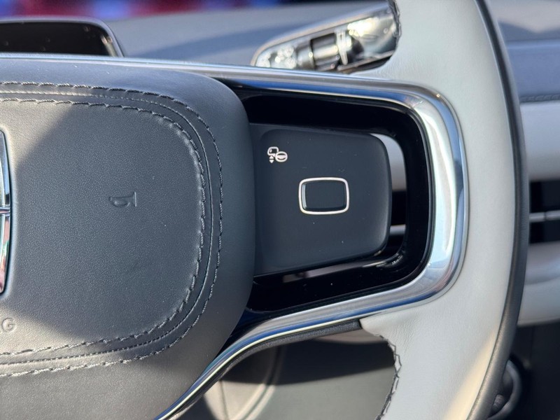 Lincoln Navigator Vehicle Full-screen Gallery Image 24