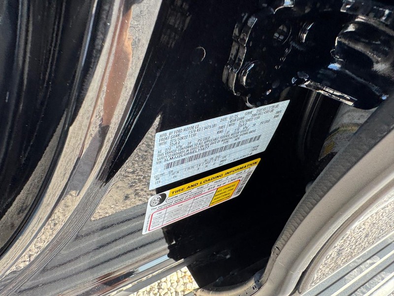 Lincoln Navigator Vehicle Full-screen Gallery Image 26