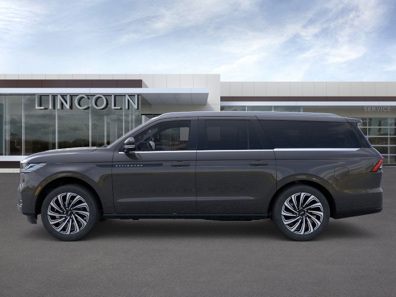 Lincoln Navigator L Vehicle Full-screen Gallery Image 03
