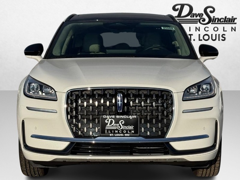 Lincoln Corsair Vehicle Full-screen Gallery Image 02