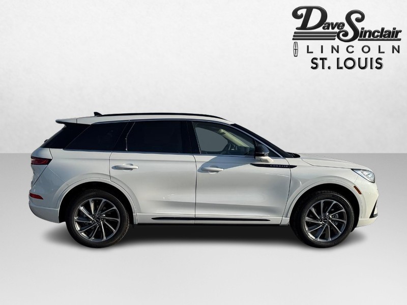 Lincoln Corsair Vehicle Full-screen Gallery Image 04