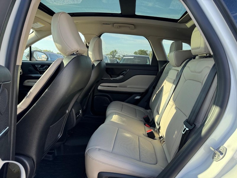 Lincoln Corsair Vehicle Full-screen Gallery Image 11