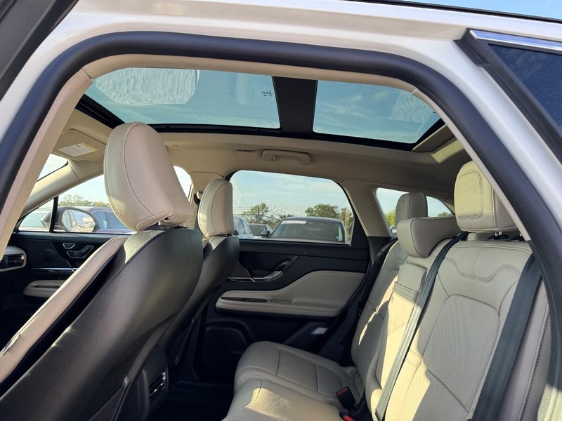 Lincoln Corsair Vehicle Full-screen Gallery Image 12