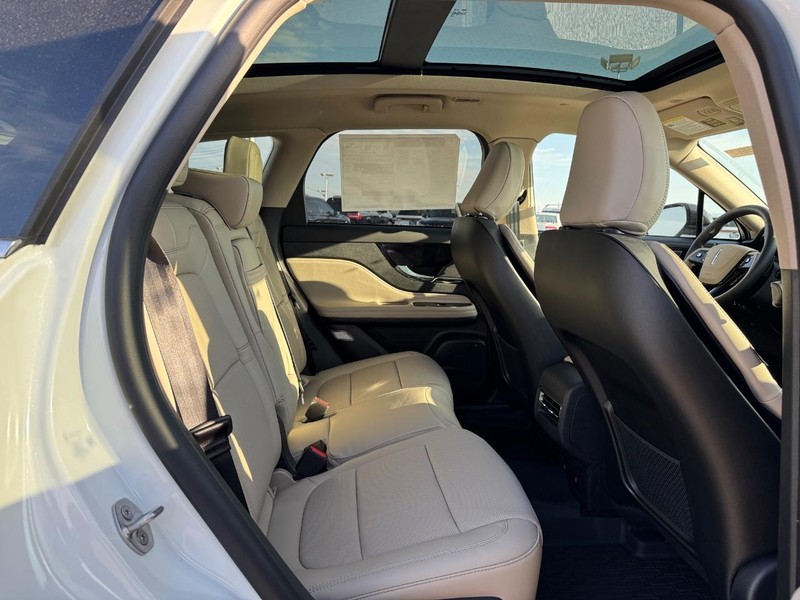 Lincoln Corsair Vehicle Full-screen Gallery Image 13