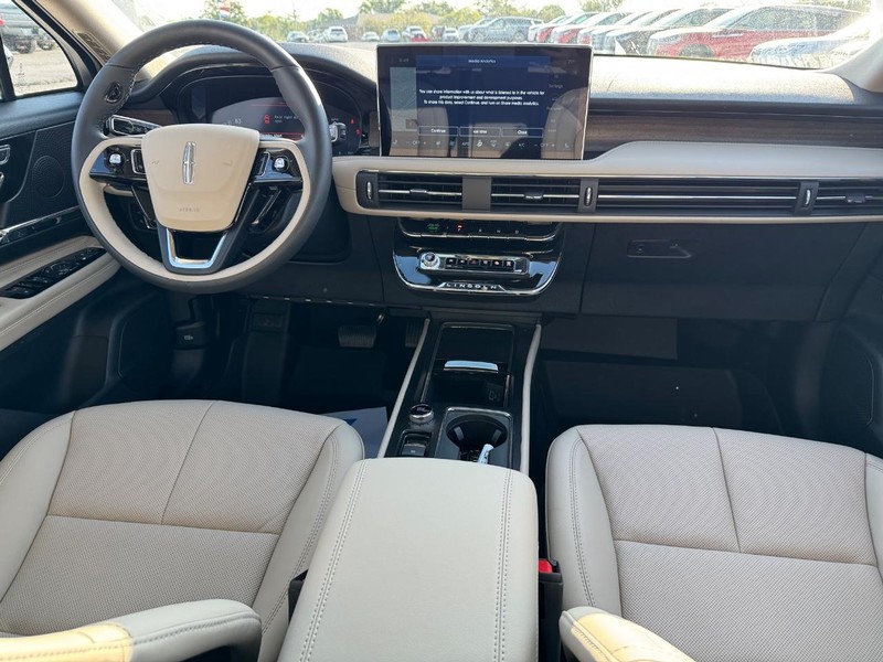 Lincoln Corsair Vehicle Full-screen Gallery Image 14