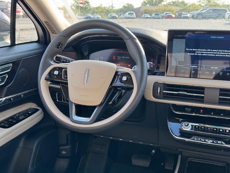 Lincoln Corsair Vehicle Full-screen Gallery Image 15