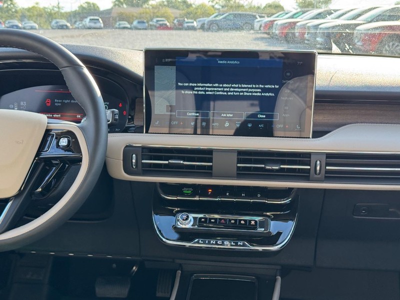 Lincoln Corsair Vehicle Full-screen Gallery Image 16