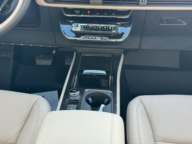 Lincoln Corsair Vehicle Full-screen Gallery Image 17