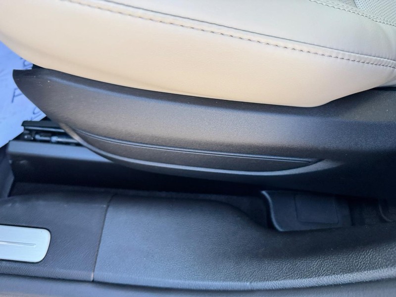 Lincoln Corsair Vehicle Full-screen Gallery Image 18