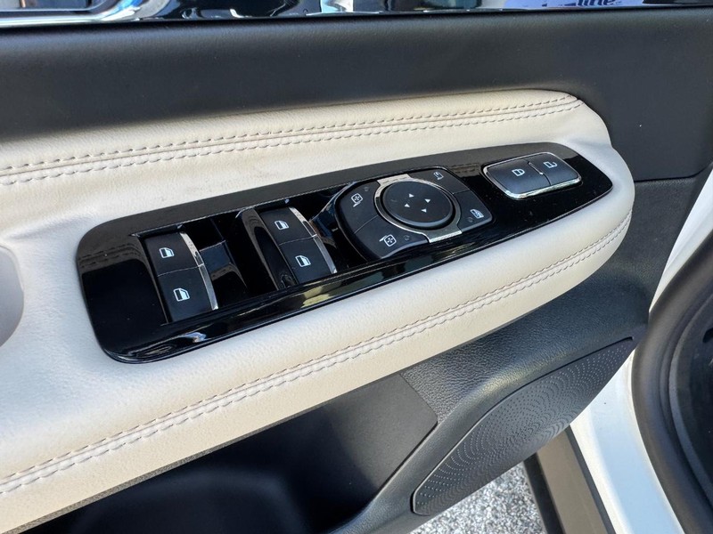 Lincoln Corsair Vehicle Full-screen Gallery Image 19