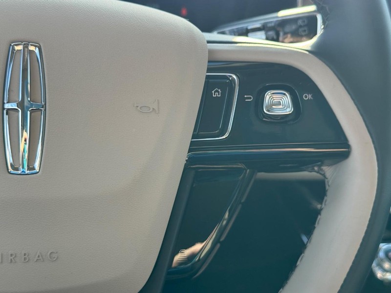 Lincoln Corsair Vehicle Full-screen Gallery Image 23