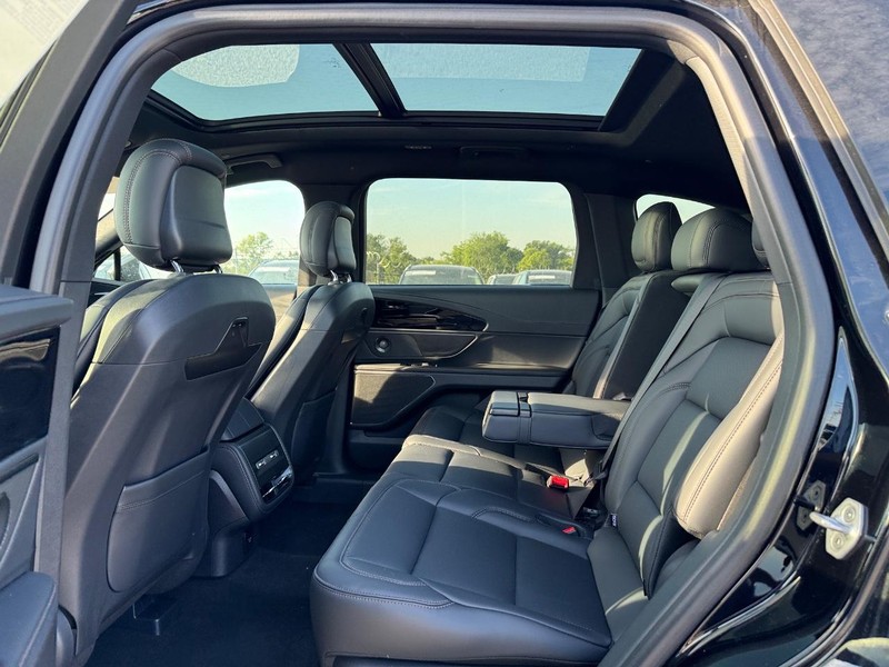 Lincoln Nautilus Vehicle Full-screen Gallery Image 10