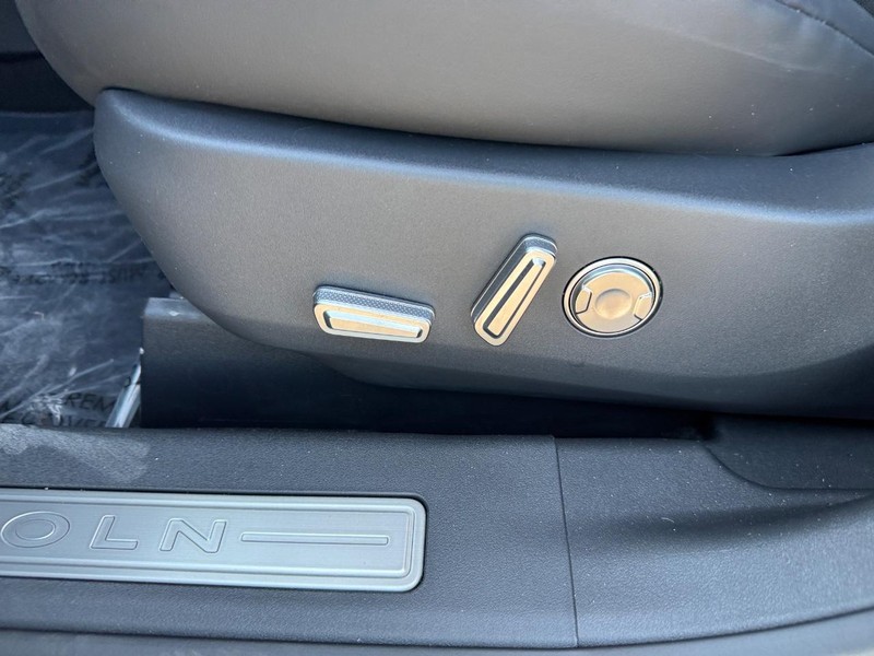 Lincoln Nautilus Vehicle Full-screen Gallery Image 16