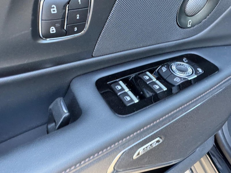 Lincoln Nautilus Vehicle Full-screen Gallery Image 17