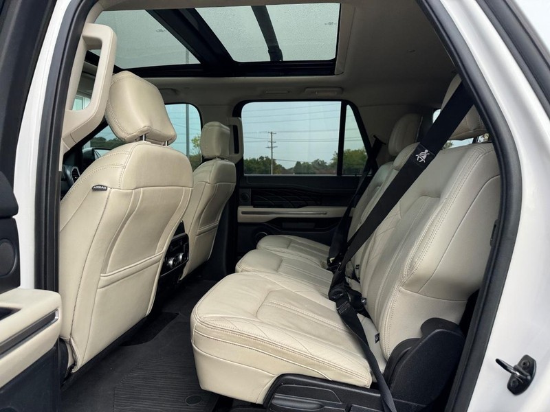 Ford Expedition Max Vehicle Full-screen Gallery Image 11