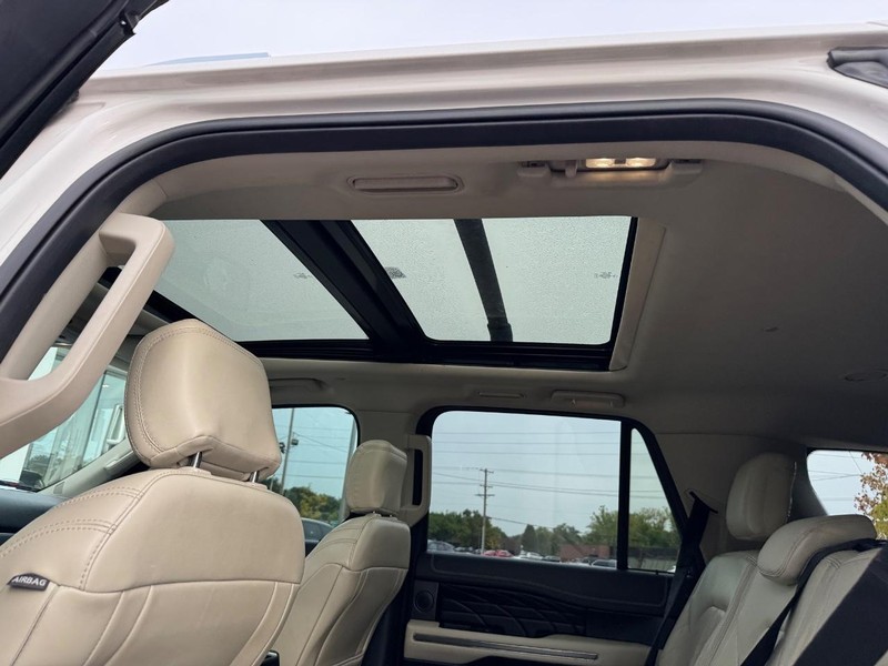 Ford Expedition Max Vehicle Full-screen Gallery Image 12