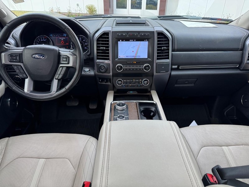 Ford Expedition Max Vehicle Full-screen Gallery Image 16