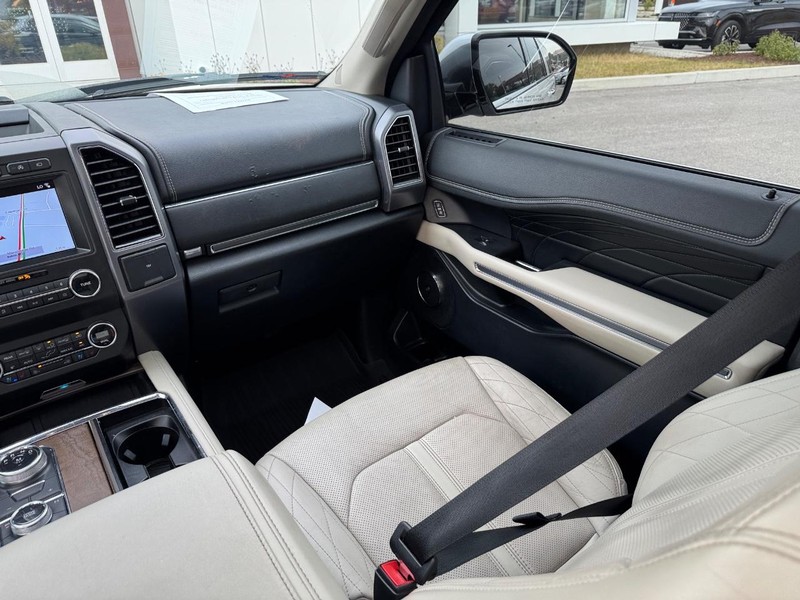 Ford Expedition Max Vehicle Full-screen Gallery Image 17