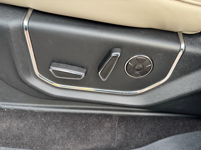 Ford Expedition Max Vehicle Full-screen Gallery Image 18