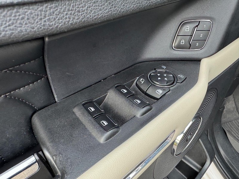 Ford Expedition Max Vehicle Full-screen Gallery Image 19