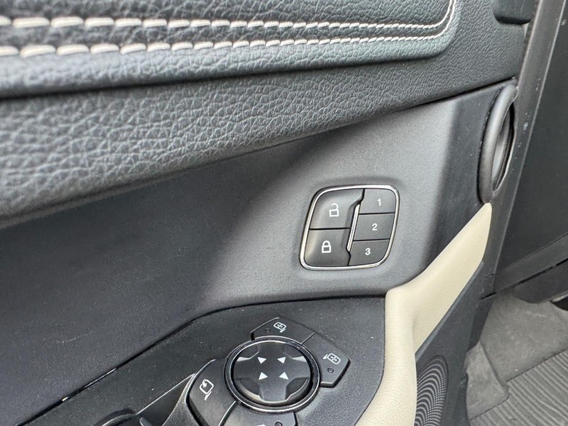 Ford Expedition Max Vehicle Full-screen Gallery Image 20
