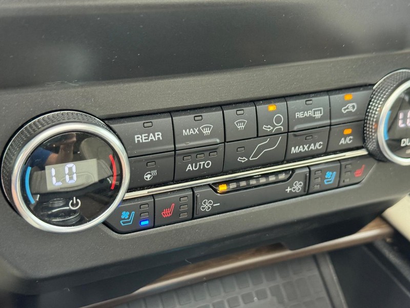 Ford Expedition Max Vehicle Full-screen Gallery Image 25