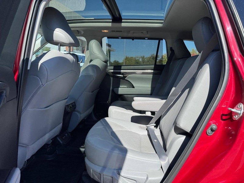 Toyota Highlander Vehicle Full-screen Gallery Image 11